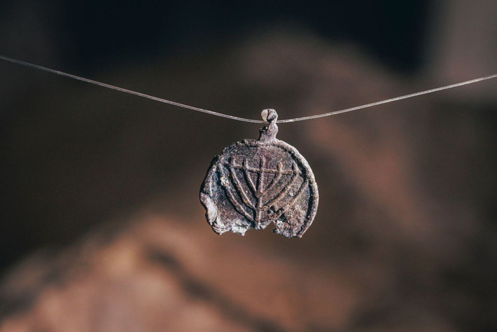 Điều này khiến phát hiện càng trở nên đáng chú ý bởi nhiều khả năng mặt dây chuyền từng được một người Do Thái cố tình đeo khi đến Jerusalem bất chấp các lệnh cấm của giới chức trách khi ấy. Ảnh: Eliyahu Yanai/City of David.