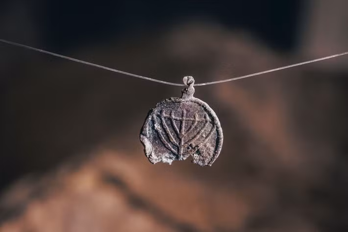 Điều này khiến phát hiện càng trở nên đáng chú ý bởi nhiều khả năng mặt dây chuyền từng được một người Do Thái cố tình đeo khi đến Jerusalem bất chấp các lệnh cấm của giới chức trách khi ấy. Ảnh: Eliyahu Yanai/City of David.