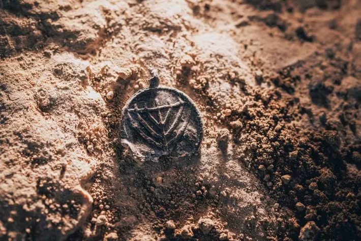 Cơ quan Cổ vật Israel (IAA) cho biết mặt dây chuyền cổ xưa trên được phát hiện trong một cuộc khai quật quy mô lớn tại Công viên Khảo cổ Davidson, gần góc Tây Nam Núi Đền (Temple Mount), phía bắc thành phố David ở Jerusalem. Ảnh: Eliyahu Yanai, City of David Foundation.