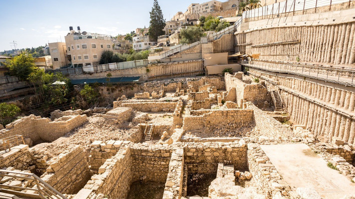 Hiện vật được đánh giá là độc đáo bởi mặt dây chuyền được làm bằng chì nguyên chất cũng như được trang trí biểu tượng menorah cực kỳ hiếm. Việc biểu tượng này xuất hiện ở cả hai mặt dây chuyền cho thấy menorah có tầm quan trọng trong đời sống tâm linh, giống như một biểu trưng gắn với ký ức về Đền thờ và bản sắc Do Thái, ngay cả nhiều thế kỷ sau khi Đền thờ bị phá hủy. Ảnh: thetravel.com.