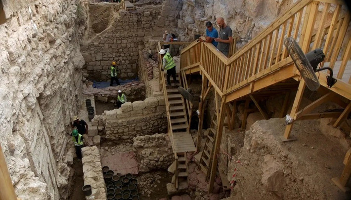 Theo nhóm nghiên cứu, mặt dây chuyền trên có thể từng được một người Do Thái đeo vào cuối thế kỷ 6 hoặc đầu thế kỷ thứ 7 khi thành phố David và vùng lân cận nằm dưới sự cai trị của Đế chế Byzantine. Ảnh: Emil Aladjem, Israel Antiquities Authority.