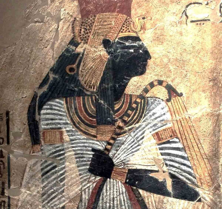 Chào đời vào khoảng năm 1570 trước Công nguyên, Nữ hoàng Ahmose Nefertari là con gái của Seqenenre Tao - pharaoh cuối cùng của triều đại thứ 17. Bà được biết đến nhiều với vai trò là em gái và vợ của pharaoh Ahmose I. Ảnh: Neues Museum, Berlin.