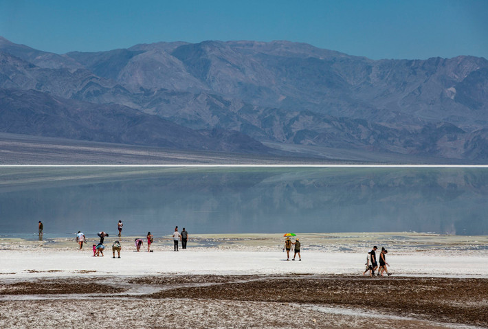 Hồ Manly hình thành ở Badwater Basin (Lòng chảo Badwater), điểm thấp nhất Bắc Mỹ, nằm thấp hơn mực nước biển tới 86m. Trong điều kiện bình thường, Badwater Basin chỉ là một biển muối khô cằn, nứt nẻ dưới cái nóng khắc nghiệt. Ảnh: George Rose/Getty Images.