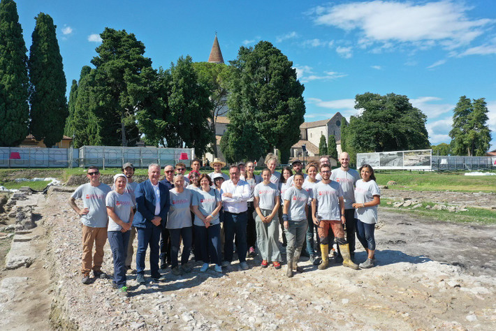 Theo nghiên cứu của các chuyên gia, khu chợ ở Aquileia bao gồm 6 tòa nhà lớn, nơi lưu trữ và bày bán các loại thực phẩm như ngũ cốc, thịt, rau củ và trái cây. Tại khu vực tàn tích ở cổng phía Tây của khu chợ, các nhà khảo cổ đã tìm thấy một lượng lớn ngũ cốc bị cháy đen. Ảnh: Fondazione Aquileia/Facebook.