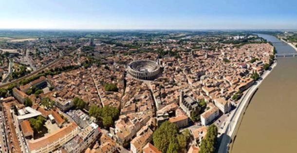 Khi ấy, Arles gần biển hơn so với ngày nay. Đây là một thành phố cảng và có vị trí quan trọng khi nằm trên tuyến đường thương mại chính giữa Italy và Tây Ban Nha. Nhờ vậy, hoạt động giao thương của đế chế La Mã phát triển nhanh chóng. Ảnh: Chensiyuan / CC BY-SA 4.0.