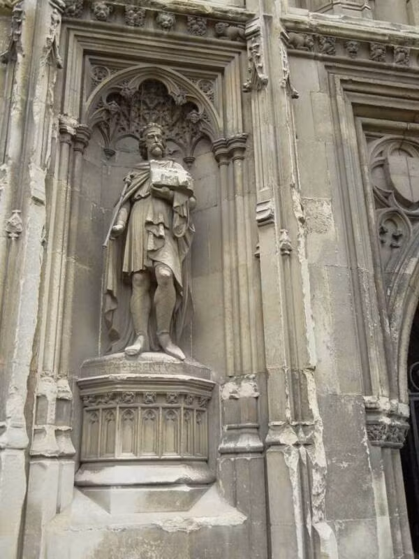 Thánh Eanswythe là công chúa và cháu gái của Ethelbert - nhà vua Anh đầu tiên cải sang Cơ Đốc giáo. Ông hoàng này cai trị miền đông nước Anh từ năm 580 cho đến khi qua đời vào năm 616. Ảnh: Canterbury Historical &amp; Archaeological Society (CHAS).