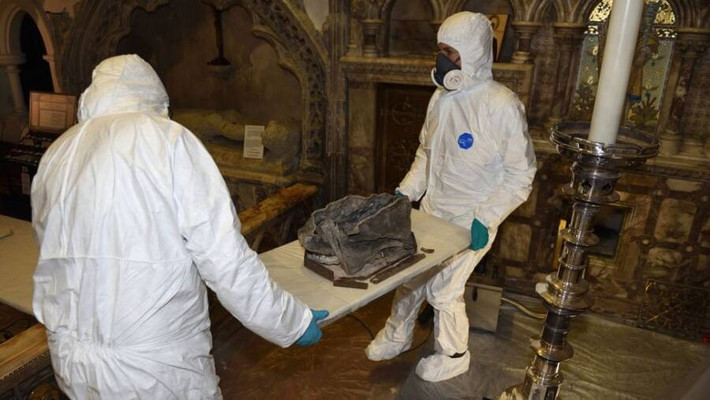 Năm 1885, công nhân tu sửa nhà thờ Thánh Mary và Thánh Eanswythe gần cảng Folkestone, Anh bất ngờ phát hiện một hộp chì chứa bộ hài cốt trong một hốc tường. Ảnh: Mark Hourahane.