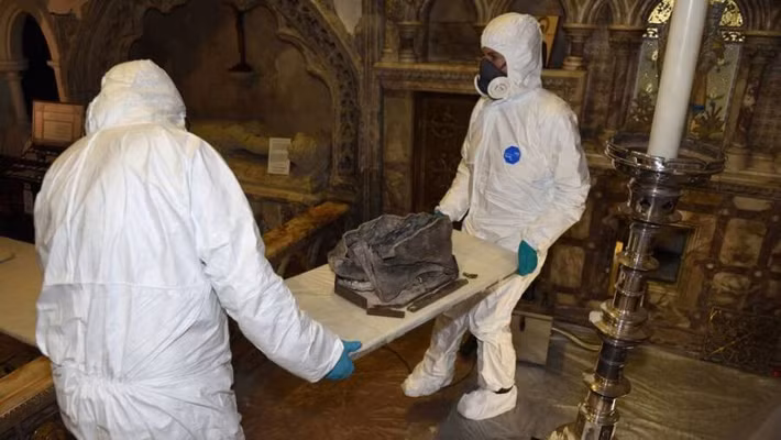 Năm 1885, công nhân tu sửa nhà thờ Thánh Mary và Thánh Eanswythe gần cảng Folkestone, Anh bất ngờ phát hiện một hộp chì chứa bộ hài cốt trong một hốc tường. Ảnh: Mark Hourahane.