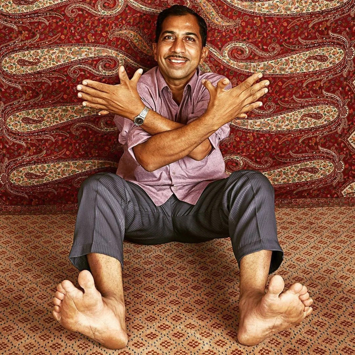 Devendra Suthar nắm giữ một kỷ lục Guinness kỳ quặc đó là có nhiều ngón tay hơn bất kỳ ai khác trên thế giới. Do mắc phải một tình trạng đặc biệt nên ông Suthar có 7 ngón tay trên mỗi bàn tay và 7 ngón chân trên mỗi bàn chân. Ảnh: Instagram/Guinnesswordrecords.