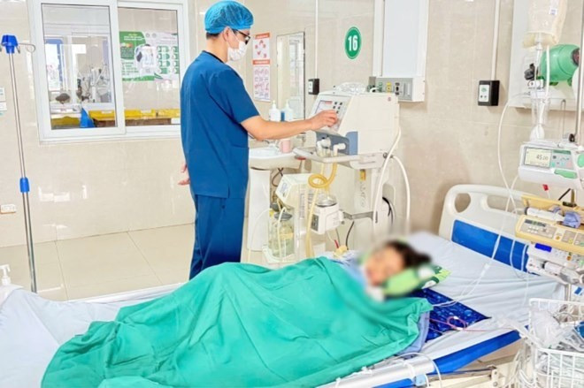 Vào ngày 19/6/2025, Bệnh viện Sản Nhi Ninh Bình cho hay đã tiếp nhận và điều trị một ca ngộ độc nặng do rắn cạp nia cắn. Bệnh nhân là bé trai 7 tuổi trú tại huyện Kim Sơn, tỉnh Ninh Bình. Theo gia đình, vào khoảng 3h sáng cùng ngày, bé trai ngủ một mình trên tầng 2 thì bất ngờ bị một con rắn cạp nia bò từ điều hòa ra và tấn công. Khi gia đình phát hiện vết cắn ở đùi phải nên nhanh chóng đưa cháu bé đi cấp cứu. Ảnh: BVSN.