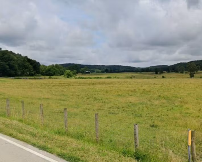 Những miếng thịt bất ngờ rơi từ trên trời xuống cùng với nước mưa. "Cơn mưa thịt" kỳ lạ và bí ẩn này kéo dài trong khoảng thời gian ngắn tại một trang trại của bà Rebecca Crouch. Ảnh: Google Maps.