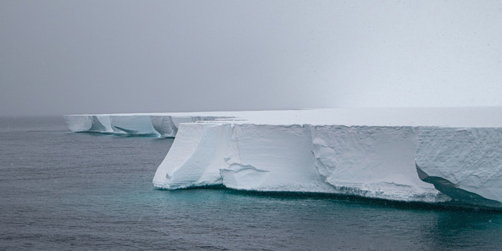 Tuy nhiên, theo kịch bản phát thải cao, nhiệt độ toàn cầu tăng 12 độ C vào năm 2300, 38 thềm băng (chiếm 59%) ở Nam Cực có thể biến mất, khiến mực nước biển dâng cao thêm 10m. Ảnh: theconversation.