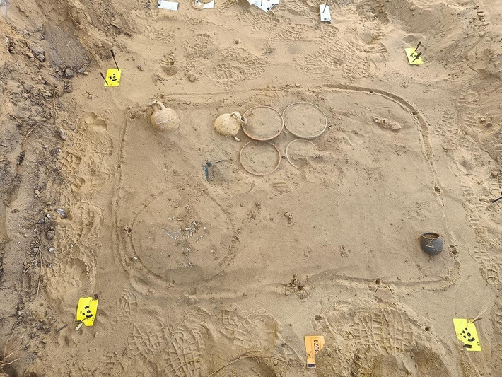 "Những chiếc đèn được trang trí công phu như thế này là phát hiện rất hiếm ở khu vực này của La Mã, đặc biệt là trong tình trạng hiện tại. Tôi không dám nói đây là chiếc đèn dầu đầu tiên thuộc loại này ở Hà Lan nhưng chúng tôi có thể chắc chắn rằng số lượng những chiếc đèn tương tự rất hiếm", nhà khảo cổ Johan van Kampen cho hay. Ảnh: BAAC/RAAP.