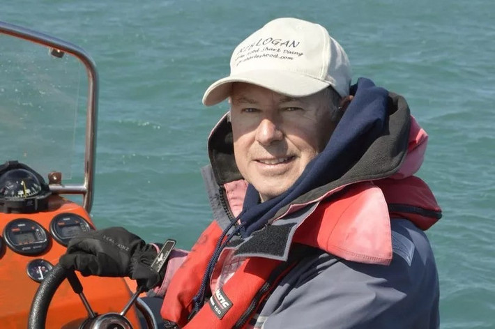 Mới đây, thợ lặn Charles Hood đã ghi được video đáng kinh ngạc về cá Wreckfish khổng lồ nổi lên gần mặt nước, ngoài khơi Lamorna, gần Penzance, Cornwall. Đây là lần đầu tiên loài cá này được nhìn thấy ngoài khơi bờ biển Anh sau hơn 2 thập kỷ. Sự xuất hiện của cá Wreckfish khiến một số chuyên gia suy đoán có thể đây là dấu hiệu của biến đổi khí hậu. Ảnh: Jam Press/Charles Hood.