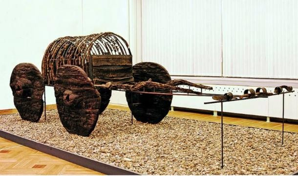 Theo Bảo tàng Lịch sử Armenia, tập tục chôn cất bằng cỗ xe có bánh xuất hiện vào giữa thời Đồ đồng (khoảng năm 2400 trước Công nguyên đến năm 1500 trước Công nguyên) ở Armenia nhưng trở nên phổ biến nhất vào thời Đồ đồng muộn. Ảnh: Phoenix Tour.