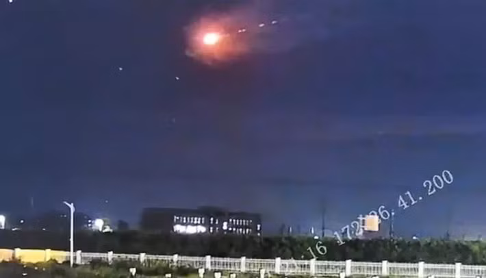 Tuy nhiên, nhiều người cho rằng những tiếng nổ đó chỉ là tiếng sấm vì khi ấy trời đang mưa. Ảnh: Weibo.