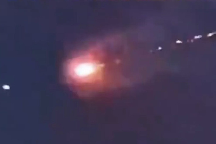 Trong khi đó, quan điểm khác suy đoán vật thể bí ẩn nổ tung trên bầu trời ở Trung Quốc có thể là một thiên thạch hay mảnh vỡ của tàu vũ trụ rơi qua bầu khí quyển. Ảnh: Mirror.