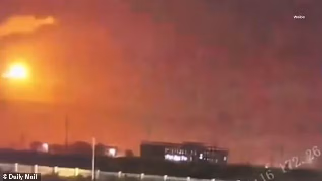 Một tiếng nổ lớn vang lên cùng với ánh sáng chói lòa xuất hiện rồi vật thể đó rơi xuống đất. Sự việc khiến nhiều người tò mò không biết sự việc gì đã diễn ra. Ảnh: Daily Mail.