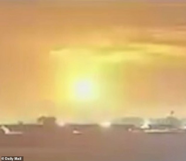 Theo giả thuyết này, UFO của người ngoài hành tinh có thể đã gặp sự cố hoặc bị một máy bay không người lái bắn hạ. Ảnh: Daily Mail.