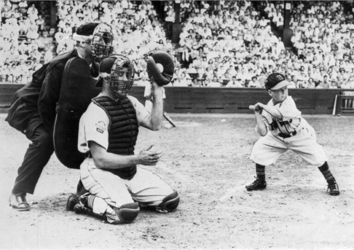 Eddie Gaedel được biết tới là cầu thủ bóng chày thấp nhất lịch sử từng tham gia một trận bóng chày chuyên nghiệp. Ông chỉ cao 1,09m. Ảnh: Bettmann/Contributor.