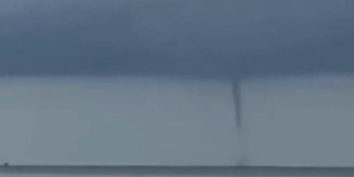 Đây là lần thứ hai trong vòng một tuần hiện tượng hiếm gặp này xảy ra tại khu vực phường Phước Hội. Trước đó, chiều ngày 30/10, người dân ở khu vực biển phường Phước Hội cũng chứng kiến sự xuất hiện một vòi rồng tồn tại hơn 10 phút. Ảnh cắt từ clip/Tiền phong.