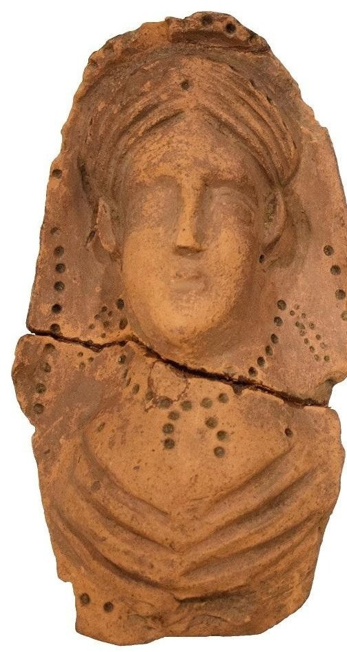 Các chuyên gia nghi ngờ bức tượng trên được tạo ra như một bản sao của một tác phẩm khác nổi tiếng hơn đã được tìm thấy gần đó hơn một thế kỷ trước. Phát hiện mới này do đó mang lại những hiểu biết mới về lịch sử tôn giáo và văn hóa tại Bức tường Hadrian và Pháo đài Magna của người La Mã. Ảnh: The Vindolanda Trust.