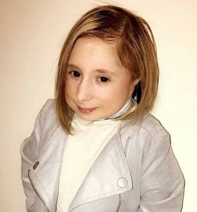 Vào tháng 9/2011, Bridgette Jordan với chiều cao 68,6cm được Guiness công nhận là người nữ lùn nhất thế giới. Ảnh: Hughey Funeral Home.