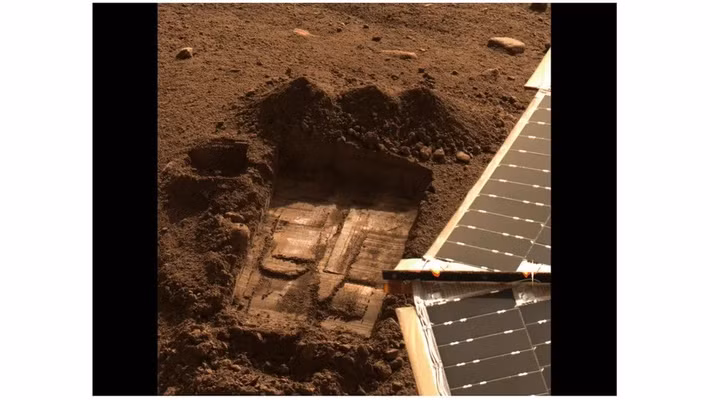 Tuy nhiên, một thiết bị khác là GC-MS lại không phát hiện được các phân tử hữu cơ cần thiết để chứng minh sự sống đích thực tồn tại trên sao Hỏa. Từ đây, nhà khoa học dự án Viking, Gerald Soffen, kết luận: "Không có vật chất, không có sự sống". Ảnh: NASA/JPL-Caltech/University of Arizona/Texas A&amp;M University.