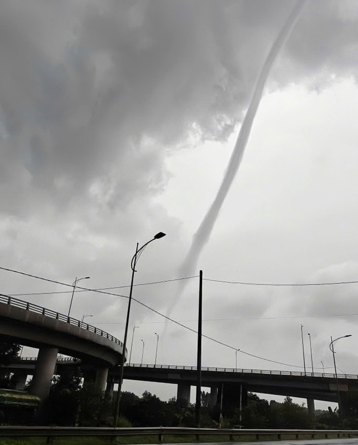 Khoảng 11 giờ trưa ngày 28/6, vòi rồng bất ngờ xuất hiện tại khu vực giáp ranh giữa hai huyện Quế Võ và Gia Bình ở tỉnh Bắc Ninh. Sự việc diễn ra ngay sau một trận mưa lớn. Ảnh: Nguyễn Hoàng/Vietnamnet.