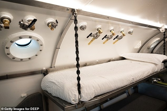 Vanguard được trang bị giường tầng, bếp nấu ăn và nhà vệ sinh. Trong khi đó, trung tâm lặn là nơi mọi người có thể thay đồ lặn và ra biển qua "hồ bơi mặt trăng". Ảnh: Getty Images for DEEP.