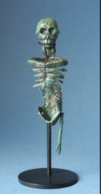 Theo một nghiên cứu năm 1980, bộ xương trên là một dạng "memento mori" - biểu tượng cho cuộc sống ngắn ngủi và cái chết là điều không thể tránh khỏi. Ảnh: shop.getty.edu.