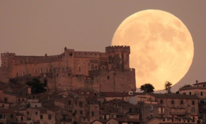 Theo trang Time and Date, người yêu thiên văn trên thế giới sẽ chứng kiến trăng hải ly đạt độ tròn tuyệt đối vào lúc 20h19 ngày 5/11 theo giờ Hà Nội. Ảnh: Paolo Palma.