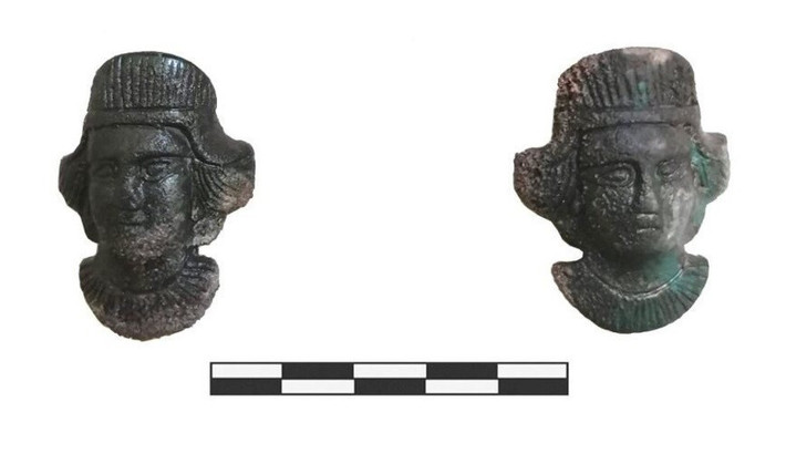 Khu phức hợp tế lễ cũng chứa một chiếc bát gỗ phủ bạc họa tiết động vật, cũng như hàm của một con lợn rừng được đặt làm vật tế lễ. Các chuyên gia đánh giá đây là khu phức hợp hiến tế phong phú nhất từng được tìm thấy xét về số lượng hiện vật và nguồn gốc của các đồ vật. Bởi lẽ, nhiều hiện vật có thể được nhập khẩu từ vùng Bắc Kavkaz và vùng Biển Đen phía bắc. Trước đó, những cổ vật này chưa từng được tìm thấy ở khu vực này. Ảnh: Ural Archaeological Expedition / Institute of Archaeology of the Russian Academy of Sciences.