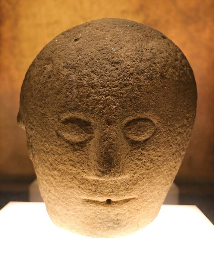 Trong một nghiên cứu năm 1960 về đầu đá Corleck, nhà khảo cổ học Anne Ross cho hay tập tục "tôn thờ phần đầu" là một truyền thống lâu đời của xã hội Celt, gắn liền với các khái niệm về thần thánh và sức mạnh siêu nhiên. Ảnh: wikipedia.