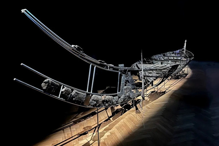 Cũng trong năm 2025, các nhà khoa học có phát hiện gây sốc về "thuyền ma" Hjortspring - con thuyền ván cổ nhất vùng Scandinavia (Bắc Âu). Đây là một trong những con thuyền bị những kẻ tấn công nhấn chìm xuống đầm lầy tại đảo Als ngoài khơi bờ biển Đan Mạch vào thế kỷ thứ 4 trước Công nguyên. Ảnh: Boel Bengtsson.