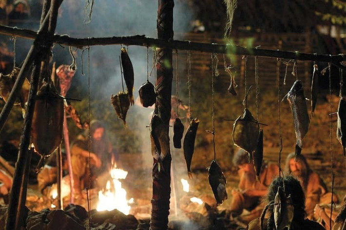 Theo giới nghiên cứu, mặc dù người Neanderthal là những thợ săn lành nghề và chủ yếu ăn thịt động vật nhưng chế độ ăn của họ thay đổi tùy thuộc vào nơi ở và thời gian sinh sống. Họ thích nghi với các loại thực phẩm địa phương và thay đổi theo mùa. Ảnh: ddp images.
