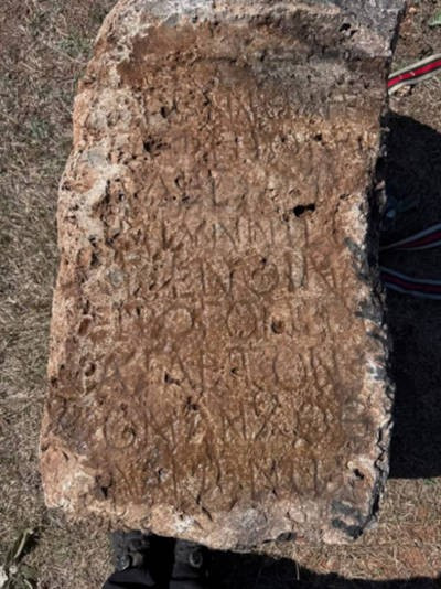 Dưới sự chỉ đạo của nhà khảo cổ học Erikson Nikolli từ Viện Khảo cổ học, nhóm chuyên gia đã khai quật ngôi mộ có kích thước 9 x 6m với những phiến đá vôi lớn khắc chữ Hy Lạp. Ảnh: Blendi Gonxhja/MIA.