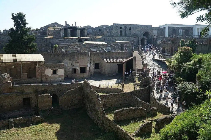 Các nhà nghiên cứu cũng phát hiện tình trạng ô nhiễm kim loại nặng trong nhà tắm công cộng trên. Nồng độ chì cao tại cơ sở này có khả năng đến từ hệ thống đường ống dẫn nước bằng chì trong khu phức hợp nhà tắm. Ảnh: Wikimedia Commons.