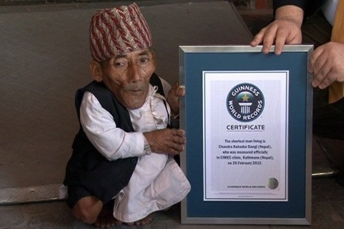 Chandra Bahadur Dangi ở Nepal được biết là người đàn ông là thấp nhất thế giới. Kỷ lục Guinness Thế giới công nhận ông Dangi là người đàn ông thấp nhất thế giới vào ngày 26/2/2012 với chiều cao 54,6 cm. Ảnh: Wikipedia.