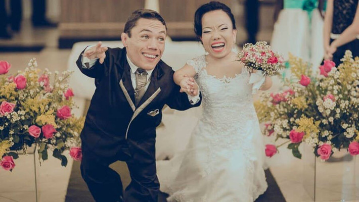 Paulo Gabriel Da Silva Barros và Katyucia Lie Hoshino là cặp đôi lùn nhất thế giới. Trong khi Paulo cao 88 cm, Katyucia cao 89 cm. Paulo cầu hôn bạn gái tại một nhà hàng sushi ở Itupeva, Brazil vào tháng 8/2016. Ảnh: Guinness World Records.