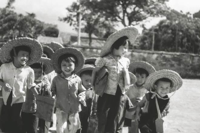 Mỗi khi tiếng trống tre vang lên giữa núi rừng trong ngày khai giảng, thầy cô và học trò đều bùng cháy ngọn lửa nhiệt huyết, chúc năm học mới thành công tốt đẹp. Ảnh: Mầu Hoàng Thiết/Trung tâm Lưu trữ quốc gia IV.