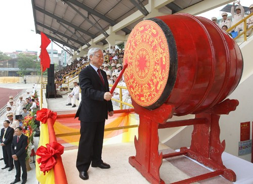 Trong ký ức nhiều thế hệ, ngày khai giảng không thể thiếu âm thanh tiếng trống trường. Chỉ ba hồi, ba tiếng vang rền nhưng chứa đựng bao háo hức, niềm tin của cả thầy và trò. Ảnh Tổng Bí thư Nguyễn Phú Trọng đánh trống khai giảng năm học. Nguồn: TTXVN.