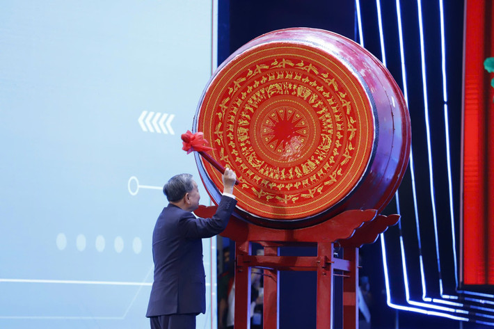 Dù trống làm từ tre nứa hay da bò thì tiếng trống trường vẫn là biểu tượng sâu sắc của ngày khai giảng. Đó là âm thanh đánh thức khát vọng học tập, khơi dậy ký ức tuổi thơ và gắn kết nhiều thế hệ học trò Việt Nam. Ảnh: Dân Việt.