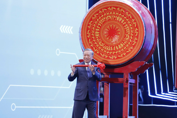 Năm 2025, lần đầu tiên, tất cả các cơ sở giáo dục trên toàn quốc chào cờ, hát Quốc ca cùng một thời điểm trong lễ khai giảng năm học mới. Các trường học bố trí không gian tổ chức, trang thiết bị nghe nhìn (Led, tivi) đảm bảo đủ cho toàn trường tham dự và theo dõi chương trình lễ khai giảng năm học mới. Trong đó, tiếng trống khai giảng không thể thiếu trong ngày trọng đại này. Ảnh: Dân Việt.