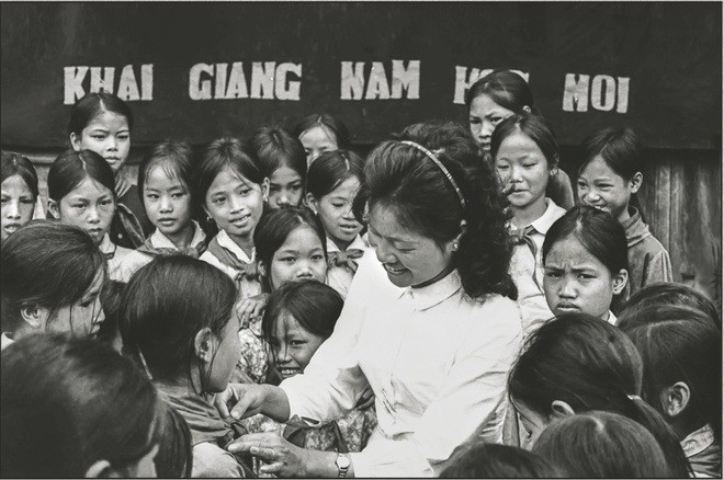 Trong những năm kháng chiến chống Pháp và chống Mỹ của dân tộc ta, nhiều ngôi trường phải sơ tán về làng bản, rừng núi. Lễ khai giảng thường được tổ chức giản dị, đôi khi chỉ có một chiếc trống tre ghép tạm. Ảnh: Mầu Hoàng Thiết/Trung tâm Lưu trữ quốc gia IV.