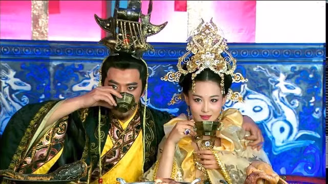 Suốt thời gian cầm quyền, Trụ Vương với sự thông minh đã nghĩ ra nhiều cách trừng phạt phạm nhân rùng rợn. Trong số này có việc những quan lại chống đối nhà vua thì sẽ bị trói tay dẫn đến trước mặt văn võ bá quan. Kế đến, Trụ Vương sai quân lính đốt một đống củi to và bắc ngang trên đống lửa một thanh đồng tròn bôi mỡ bóng nóng, trơn.