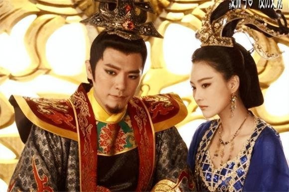 Tương truyền, Trụ Vương có sức mạnh phi thường khi có thể dùng tay không có thể vật ngã 9 con trâu mộng hay bưng nổi cột nhà, làm gãy cả xà chính.