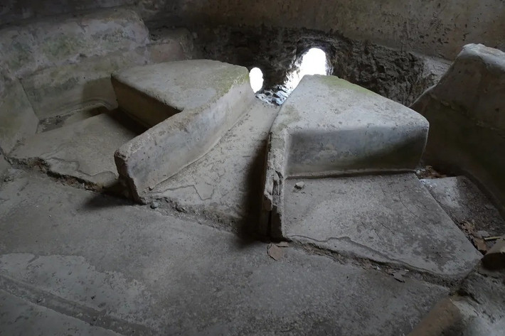 "Rất có thể trải nghiệm tắm gội tại phòng tắm nhỏ này không đảm bảo vệ sinh. Do đó, cơ sở này không mấy hấp dẫn khách hàng", tác giả chính của nghiên cứu, nhà khảo cổ học địa chất Gül Sürmelihindi tại Đại học Johannes Gutenberg ở Mainz, Đức, cho biết. Ảnh: Cees Passchier.