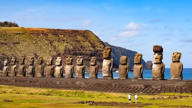 Vào thời điểm những nhà thám hiểm phương Tây đầu tiên đặt chân đến đảo Phục Sinh vào những năm 1700, gần 1.000 bức tượng Moai được phát hiện nằm rải rác khắp hòn đảo. Không những vậy, nhiều bức tượng khác vẫn còn chưa hoàn thiện nằm bên trong mỏ đá Rano Raraku. Ảnh: Chakarin Wattanamongkol via Getty Images.