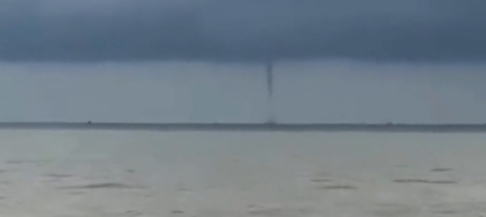 Vào chiều ngày 5/11, một vòi rồng xuất hiện ngoài khơi phường Phước Hội, tỉnh Lâm Đồng khiến nhiều ngư dân bất ngờ. Trước đó, vào khoảng 16h30 cùng ngày, người dân tại cảng cá La Gi (phường Phước Hội) phát hiện một cột nước xoáy cao hàng chục mét hình thành trên biển, cách bờ chừng hai hải lý. Vòi rồng có kích thước khá lớn, tồn tại khoảng 30 phút trước khi tan biến. Ảnh cắt từ clip/Tiền phong.